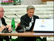 O cardeal Jean-Claude e o cardeal Mario Grech durante abertura da Quarta Congregação Geral no Vaticano em outubro de 2023.