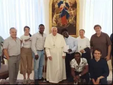 Papa Francisco recebe grupo de migrantes ontem (2) na Casa Santa Marta, no Vaticano.