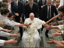 Papa Francisco cumprimenta coroinhas da França.