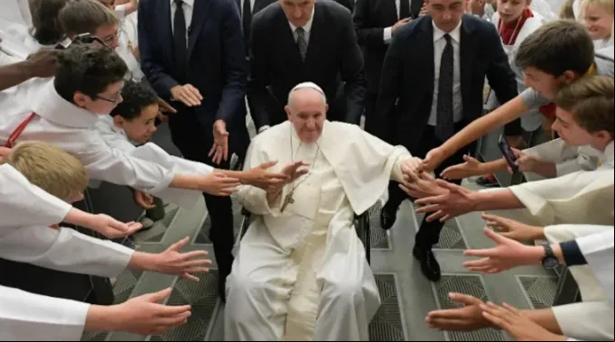 Papa cumprimenta coroinhas da França ?? 