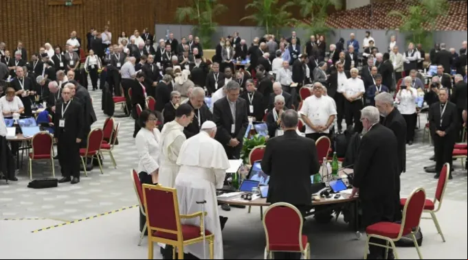 Papa Francisco conduz os delegados do Sínodo da Sinodalidade em oração ?? 