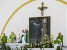Papa Francisco celebra missa hoje (7) em Trieste, Itália, ao lado de imagem da Anunciação e da Encarnação.