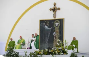 Papa Francisco celebra missa hoje (7) em Trieste, Itália, ao lado de imagem da Anunciação e da Encarnação.