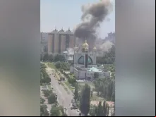 Coluna de fumaça sobe por trás de igreja ortodoxa greco-ucraniana depois de ataque de míssil em Kiev, Ucrânia, na segunda-feira (8).