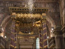 Pétalas brancas representam o “milagre da neve” na basílica de Santa Maria Maior.