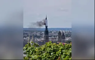 Fumaça sai da torre da catedral de Rouen, França, em 11 de julho de 2024.