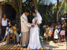 Recém-casados ​​filipinos dançam em recepção na cidade de Baleno, Filipinas, em 15 de abril de 2007.