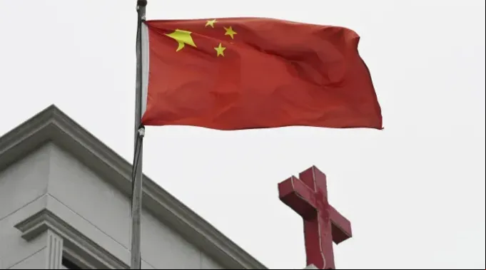 Bandeira chinesa tremula ao lado de cruz ?? 