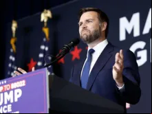 O candidato republicano à vice-presidência dos EUA, J. D. Vance, em discurso ontem (17) em evento de arrecadação de fundos em Milwaukee, Wisconsin, EUA.
