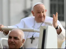 Papa Francisco no papamóvel durante audiência geral.