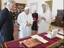 Papa Francisco recebe o rei Phillipe e a rainha Mathilde da Bélgica em audiência privada no Palácio Apostólico, no Vaticano, em 14 de setembro de 2023.