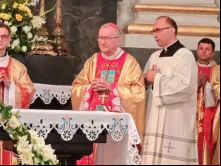 O cardeal Pietro Parolin em missa ontem (21) no Santuário Nacional de Nossa Senhora do Carmo de Berdychiv,