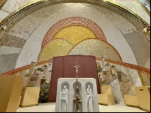 Os Cavaleiros de Colombo cobriram temporariamente com papel a obra de arte do padre e ex-jesuíta Marko Rupnik no Santuário Nacional de São João Paulo II, em Washington, D.C., EUA.