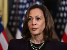A vice-presidente dos EUA, Kamala Harris, fala a jornalistas depois de reunir-se ontem (25) com o primeiro-ministro israelense Benjamin Netanyahu na Casa Branca em Washington, D.C., EUA.