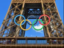Símbolo olimpico na Torre Eiffel para os Jogos Olímpicos Paris 2024.
