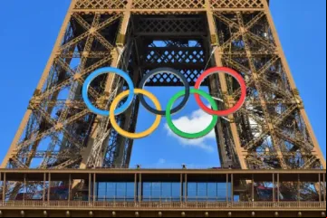 Símbolo olimpico na Torre Eiffel