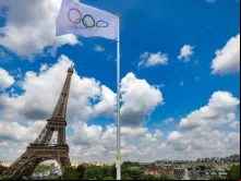 Bandeira olímpica em estádio próximo à torre Eiffel em Paris, França, na última quarta-feira (24).