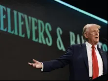 Trump discursa na Cúpula de Crentes da organização conservadora americana Turning Point Action na última sexta-feira (26) em West Palm Beach, Flórida, EUA.