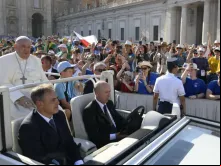 Papa Francisco recebeu ontem (10) dezenas de milhares de acólitos na praça de São Pedro, no Vaticano.