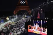 Delegações chegam ao Trocadero enquanto espectadores assistem à apresentação do cantor francês Philippe Katerine em um telão durante a cerimônia de abertura das Olimpíadas Paris 2024  em 26 de julho de 2024.