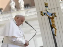 Papa Francisco reza durante audiência geral na praça de São Pedro, no Vaticano, em 29 de maio de 2024.