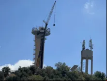 Preparação de guindaste na Torre de Nossa Senhora do Oriente em Al-Hwash, Síria, para instalar monumento a Nossa Senhora no domingo (5).