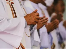 Padres celebram missa. Imagem referencial.