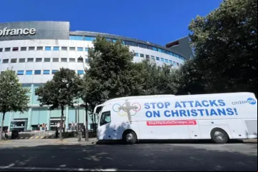 Ônibus da CitizenGo em campanha de protesto pedindo o fim de ataques a cristãos