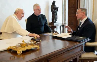 Papa Francisco ouve Patrick Kelly, cavaleiro supremo dos Cavaleiros de Colombo, descrever esforços da ordem para ajudar ucranianos em 11 de abril de 2022.