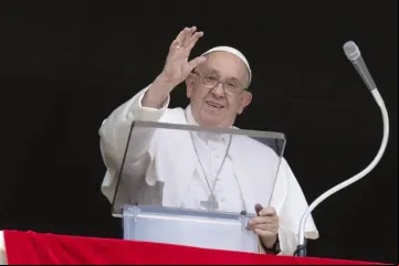 Papa Francisco acena a peregrinos reunidos na praça de São Pedro