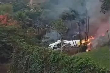Destroços do avião que caiu na sexta-feira (9) em Vinhedo (SP)