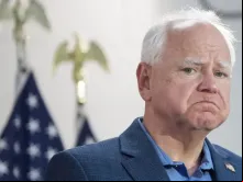 O candidato à vice-presidência do partido democrata, o governador de Minnesota Tim Walz, em comício de campanha em Wayne, Michigan, EUA na última quinta-feira (8).