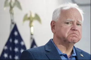Tim Walz em comício de campanha