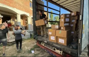 Entrega de material de ajuda humanitária enviado pelo papa Francisco na Ucrânia.