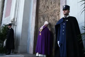 O cardeal James Harvey abre as portas santas da basílica de São Paulo Extramuros