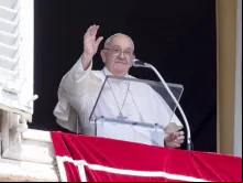 Papa Francisco acena a peregrinos reunidos hoje (15) na praça de São Pedro, no Vaticano, para seu discurso na oração do Ângelus na solenidade da Assunção de Nossa Senhora.