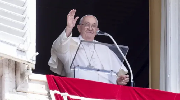 Papa Francisco acena a peregrinos ?? 