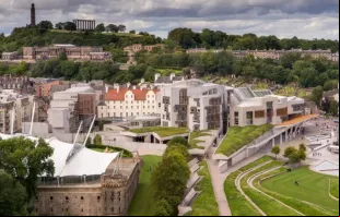 "O foco deve ser fornecer cuidados, não fornecer uma morte barata”, disse a BCOS. Foto do parlemento  escocês em Edimburgo, Escócia.