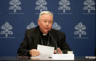 O cardeal Jean-Claude Hollerich, relator geral do Sínodo da Sinodalidade, fala à mídia na sede temporária da Sala de Imprensa da Santa Sé, no Vaticano, em 20 de junho de 2023.