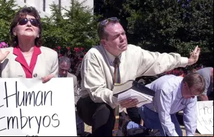 Eva Edl (à esquerda), ativista pró-vida de longa data reza em frente ao Senado dos EUA no Capitólio em Washington D.C., EUA, em 6 de setembro de 2001 em protesto à decisão do então presidente dos EUA, George W. Bush, de permitir pesquisa limitada de células-tronco embrionárias.