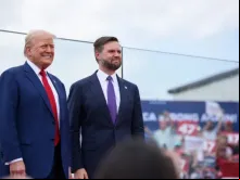 O  ex-presidente dos EUA e candidato republicano à presidência, Donald Trump, com o candidato republicano à vice-presidência dos EUA, JD Vance, em evento em Asheboro, Carolina do Norte, EUA, em 21 de agosto de 2024.