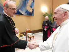 Papa Francisco com o patriarca latino de Jerusalém, cardeal Pierbattista Pizzaballa, em audiência hoje (28) no Vaticano.