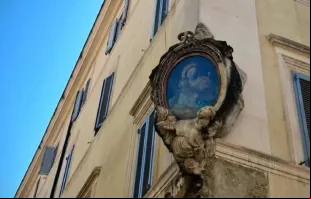 Uma Madonnelle com o Menino Jesus adorna prédio de apartamentos romano.