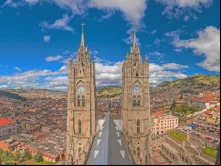 Basílica do Voto Nacional em Quito, Equador.