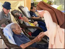Irmã Rosângela Rezende com os idosos do abrigo