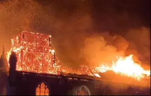 A igreja da Imaculada Conceição em Saint-Omer, no departamento de Pas-de-Calais, norte da França, foi devastada por um incêndio criminoso na madrugada de segunda-feira (2).