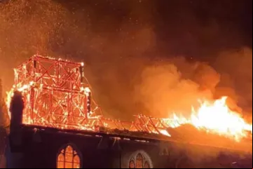 A igreja da Imaculada Conceição em Saint-Omer pega fogo
