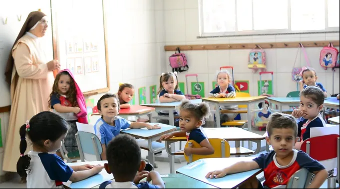 Crianças no Colégio Três Pastorinhos, da istração Apostólica, em Campos (RJ)