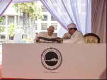 Papa Francisco e o grande imã muçulmano Nasaruddin Umar assinam hoje (5) a Declaração conjunta de Istiqlal 2024  intitulada "Promovendo a Harmonia Religiosa para o Bem da Humanidade" na mesquita nacional Istiqlal em Jacarta, Indonésia