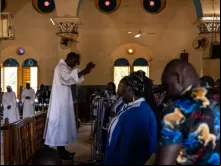 Fiéis assistem a missa na catedral de Ouagadugou, Burkina Faso, em 12 de junho de 2022. O país tem lutado contra o terrorismo islâmico desde 2015 e as comunidades cristãs vivem com medo de novos ataques.